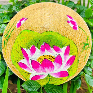 Nón cỏ bàng họa tiết sen hồng – Mẫu 01