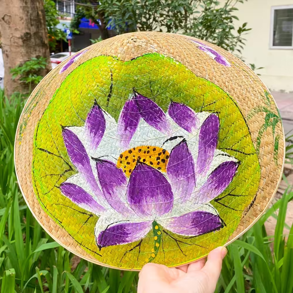Nón cỏ bàng họa tiết sen tím – Mẫu 01 - Ảnh 2