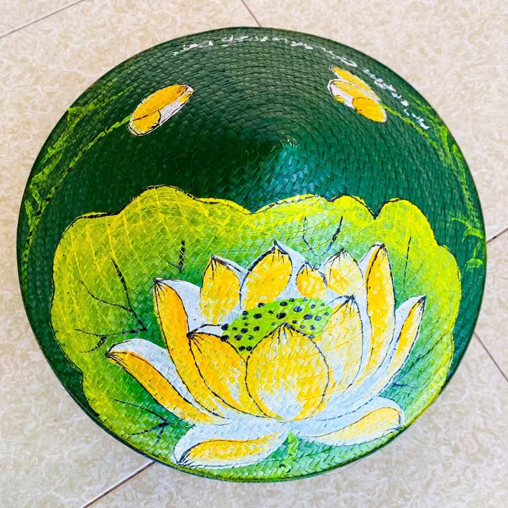 Nón cỏ bàng xanh họa tiết sen vàng - Ảnh 2
