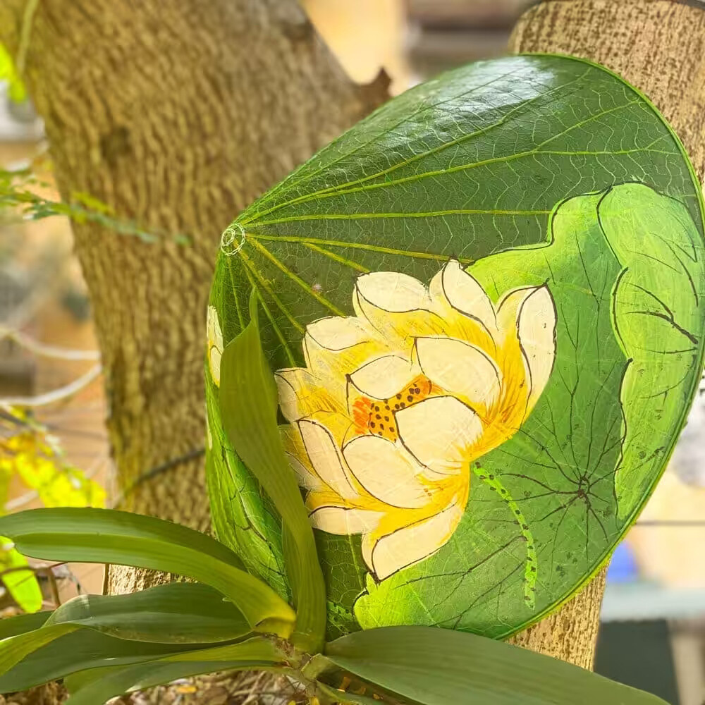 Nón lá sen Huế họa tiết sen vàng – Mẫu 01 - Ảnh 5
