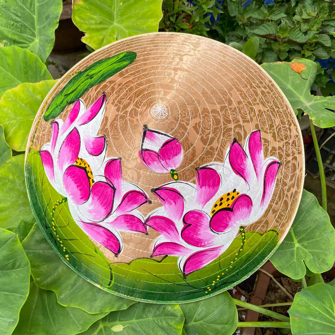 Nón lụa nâu họa tiết sen hồng trầm mặc