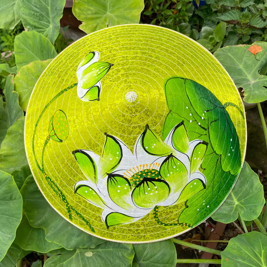 Nón lụa vàng họa tiết sen xanh